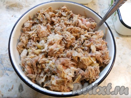 Удалить все кости, хрящи и шкуру, а мясо нарезать. Немного сала и шкуры с рульки можно добавить к мясу - это уже как вы любите.